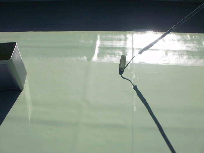 屋上平場ビュートップU（塩ビシート）VTコート塗布（トップコート）作業状況写真